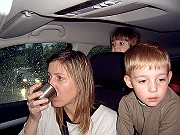 Umorn�ch 12 hodin v autě